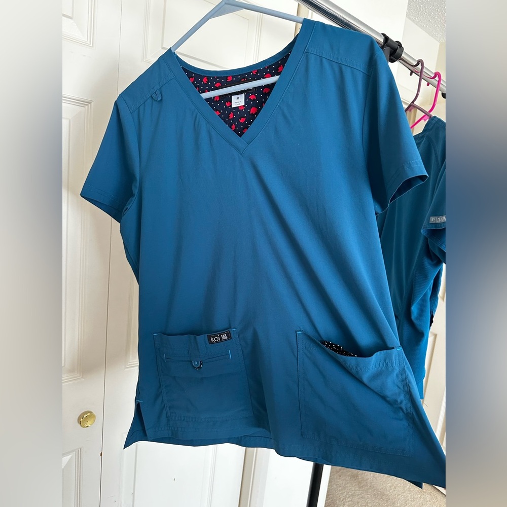 Koi scrub top Caribbean Blue
